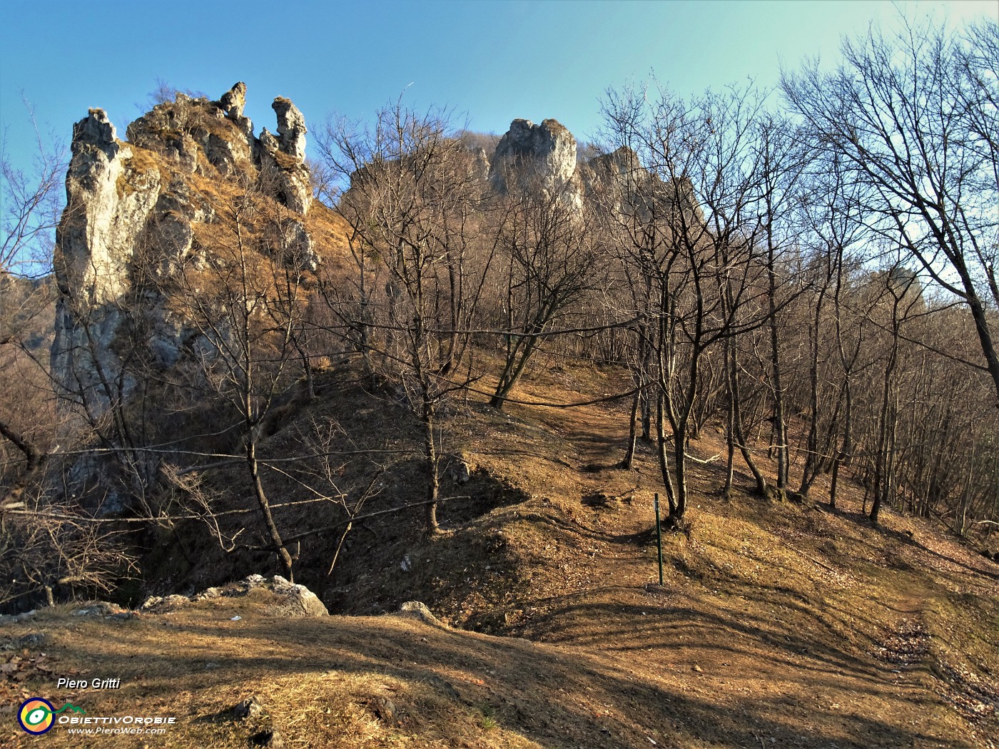 28 Dalla sella parte la Ferrata -Il Nido dei Santacroce sulla Corna Maria qui visibile.JPG
